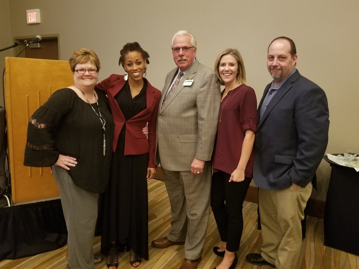 IlliniIpa's tweet photo. IPA Illini Region Leadership at the Secretary Banquet. #IPARocks @ilprincipals https://t.co/60aE8KkdSZ