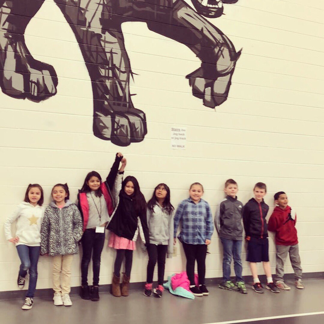 StephEwing15's tweet photo. 2nd Grade takes on high school! Love these mini panthers! ❤️🐾 #GoWO #woodsidepride https://t.co/UJVb5xJMr3
