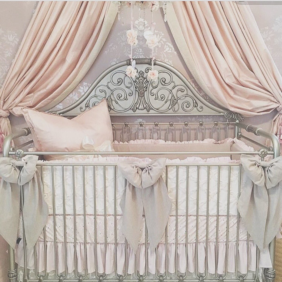 BrattDecor's tweet image. Our speciality: Making dreamland dreams come true 💫 #Dreamland #DreamNursery #PrincessRoom #NurseryInspo #Beautiful #Roomgoals #BrattDecor
