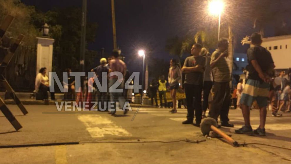NTN24ve's tweet photo. Tras la promesa de más camiones cisterna con agua, vecinos de Altagracia cesan la protesta frente al Palacio de Miraflores, la noche de este #26abril https://t.co/3x9h1IgNr3 https://t.co/rxsY8DTxu9