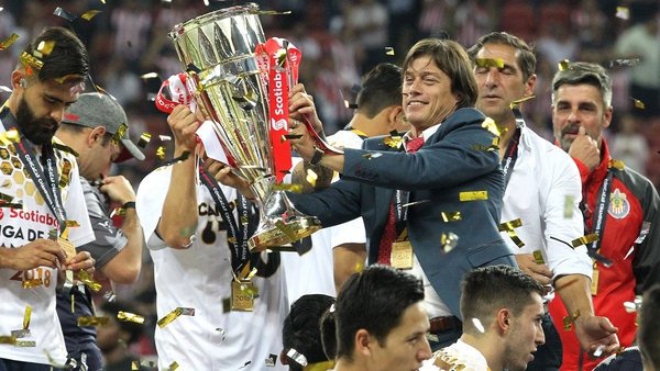 dmbatlle's tweet photo. Menospreciado como DT en River, menospreciado como DT en Banfield, Matías Almeyda ya lleva 5 títulos (sobre 7 finales) en Chivas de México (récord histórico) y, tras ganar la Champions de la CONCACAF, irá al Mundial de clubes. Qué clara que la tienen los futboleros argentinos... https://t.co/ECJT52qRhc