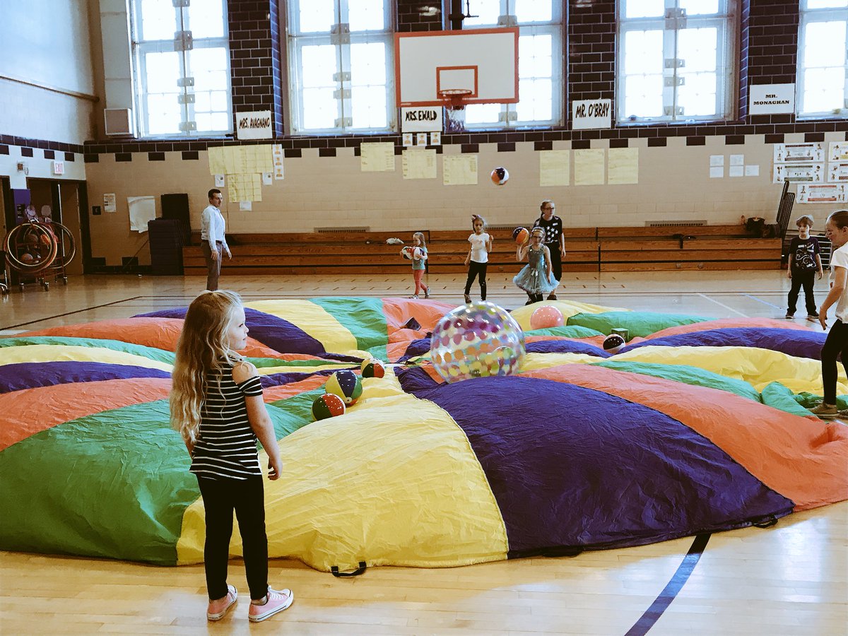 HAvagnano's tweet photo. Bring your child to work today is always an incredible and rewarding experience!!! I love getting to teach elementary PE and hearing the little ones giggle, even if it’s only for 1 day! @MS137Heroes #nycPE #minimeK #parachuteplay #ms137Family https://t.co/FjsMf2Ov2P