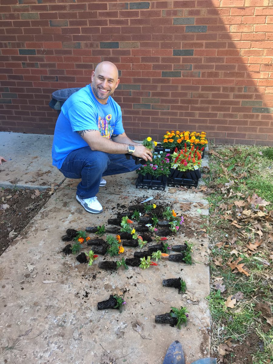 MrsMackeysClass's tweet photo. We had a great Thursday (Take your child to work day) at school! We loved some extra chromebook time and we made a garden outside our classroom windows! #gardeningishardwork #ourkidsdonotlikeweeding #lotsofworms #lotsoffun @Principal_FRES @FieldsRoadES_AP https://t.co/s9U8fVO0Vo