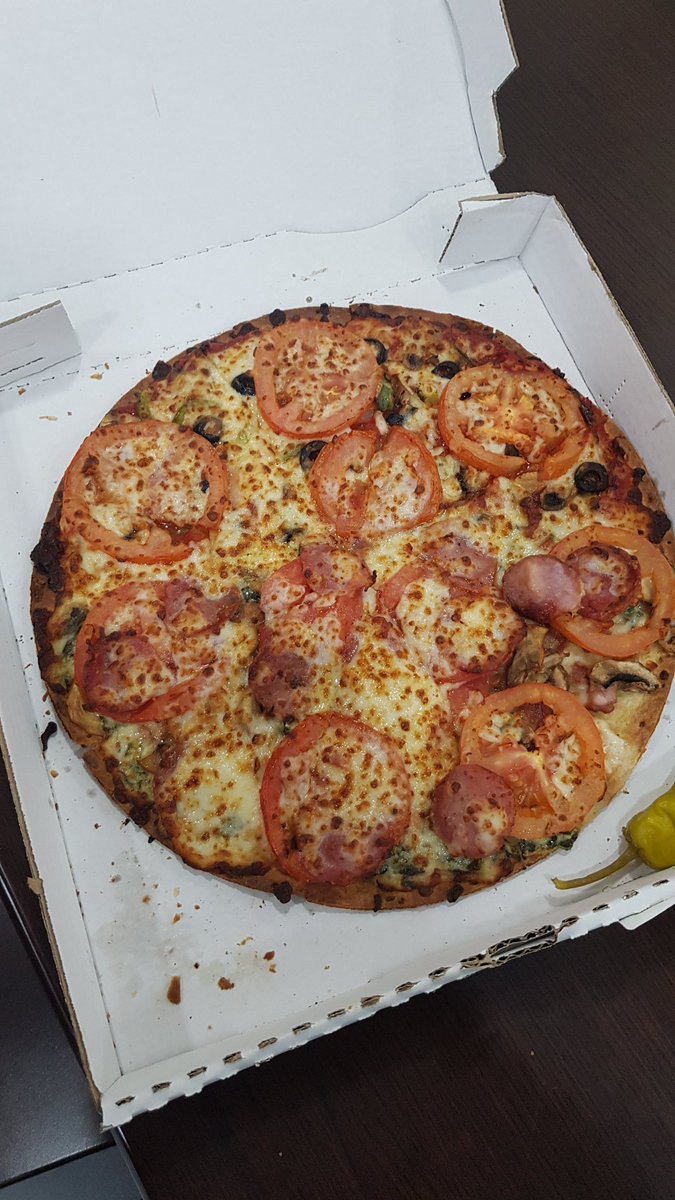 pato_kamui's tweet photo. @papajohnschile hoy al comprar una pizza tuvimos que esperar 10 minutos a una cajera, con nuestro pedido listo. Al recibirlo alegué que estaba frio y pedí que lo calentara. Este es resultado. Y sin la salsa garlic. Gran Avenida Jose Miguel Carrera, 7406 21.10hrs https://t.co/9SOsY3OQAG