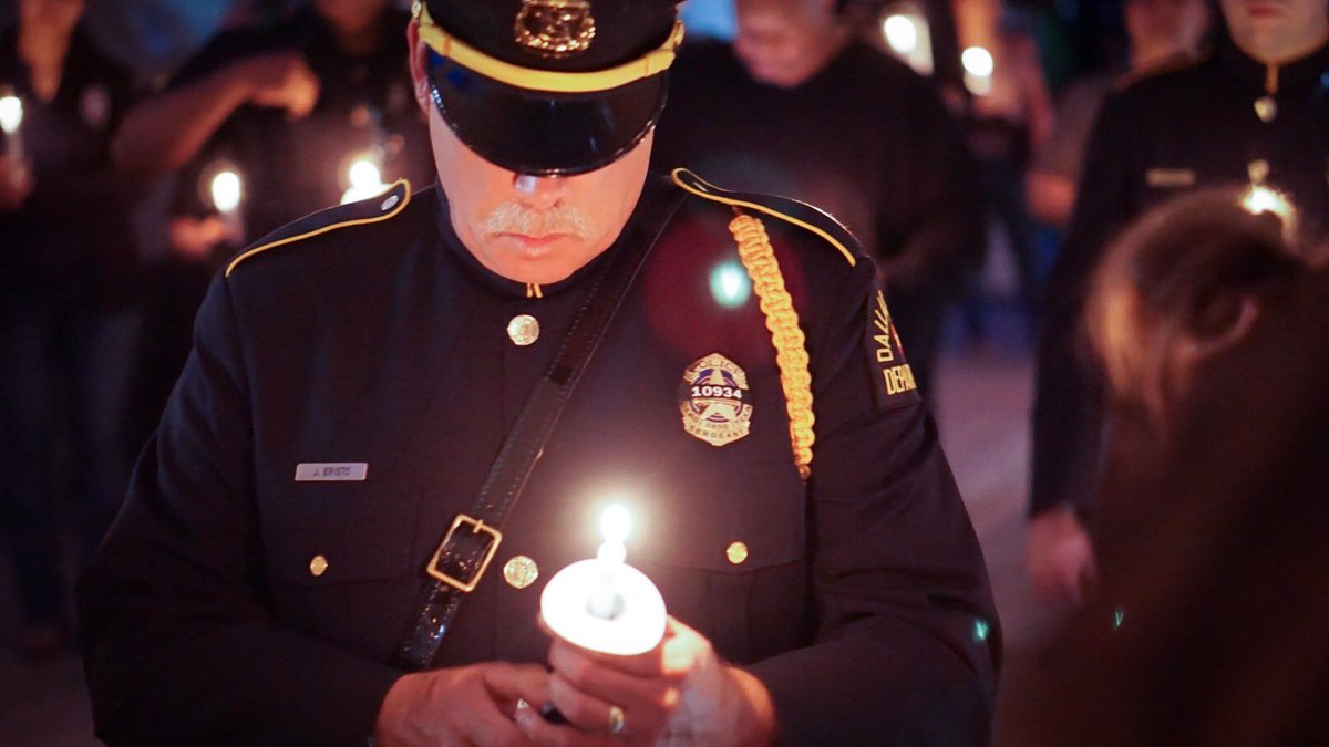 DallasPD's tweet photo. Candles lit throughout the crowd to honor fallen #HeroRogelioSantander. #DallasStrong https://t.co/szXiXsc3qf