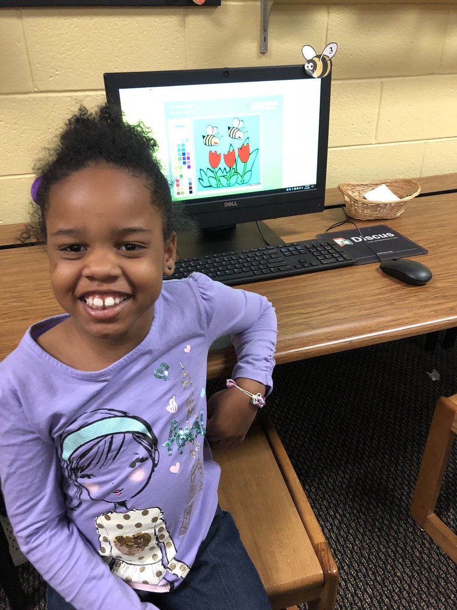 LBNELibrary's tweet photo. First grade had fun working the mouse and painting bee-utiful pictures! #lbne #readerbees https://t.co/LVrnD5fRFl