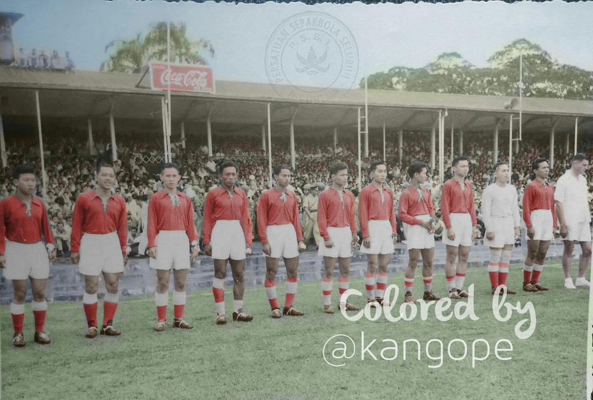 kangope's tweet photo. #Timnas #Indonesia era 1950an.
Kiri ke kanan :
XX, M #Djamiaat #Dhalhar, Tan Ling Houw, #Ramang, XY, XZ, Thio Him Tjiang, YY, Kwee Kiat Sek, Maulwi #Saelan (GK), Ramlan Yatim (C), Tony #Pogacnic (Coach).
Arsip Bapak Bonny Adieb Kariem. https://t.co/ATfqBFUN8E