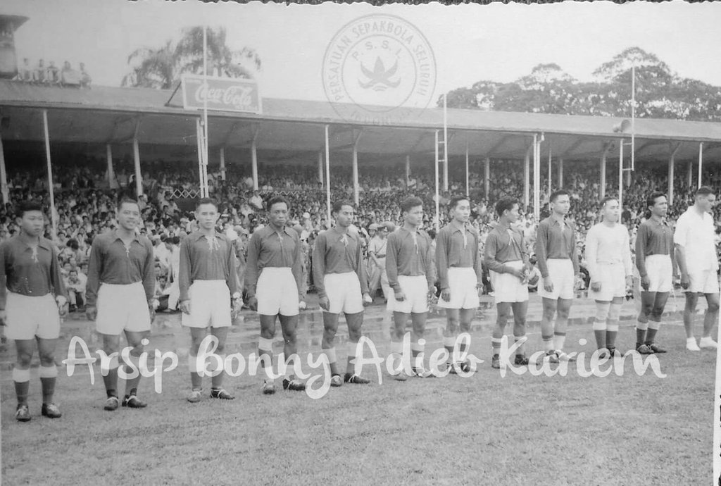 kangope's tweet photo. #Timnas #Indonesia era 1950an.
Kiri ke kanan :
XX, M #Djamiaat #Dhalhar, Tan Ling Houw, #Ramang, XY, XZ, Thio Him Tjiang, YY, Kwee Kiat Sek, Maulwi #Saelan (GK), Ramlan Yatim (C), Tony #Pogacnic (Coach).
Arsip Bapak Bonny Adieb Kariem. https://t.co/ATfqBFUN8E