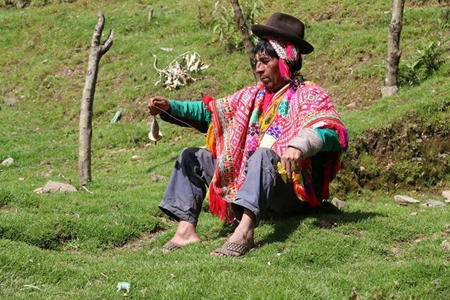 TheAndesFound's tweet photo. An old #man gives a hand to the mostly #female weavers, twirling #alpaca #fibers that will become the #threads they will use to make their textiles.
Photo credit @yssaolivencia .
.
.
.
.
.
.
.
#TheAndesFoundation #Textiles #Alpaca #Weavers #Cusco #Peru #… https://t.co/QZ4wHhNlvh https://t.co/sLvUB2utox