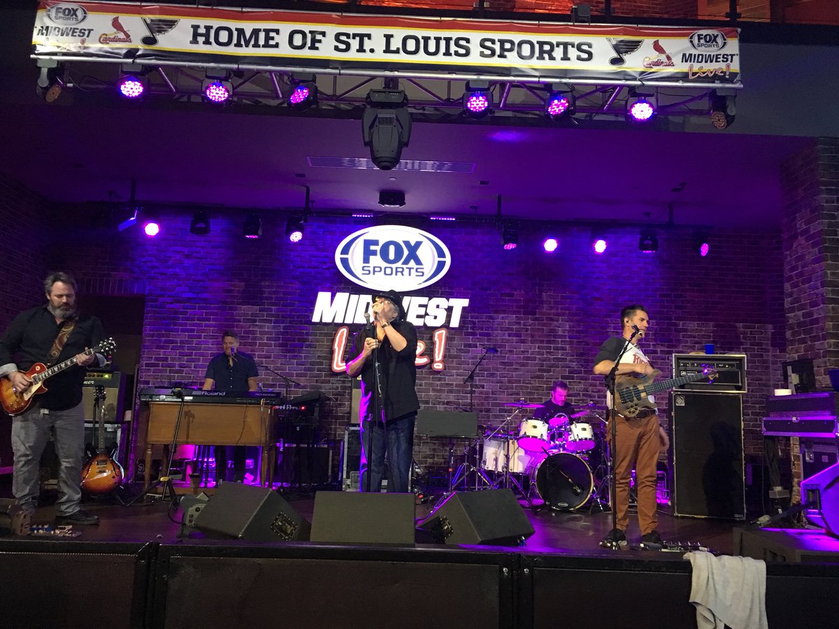 AnnaSwiry's tweet photo. The Blues Traveler rocks a little #MForum18 #stlouisrocks https://t.co/h3sSvWMGOc