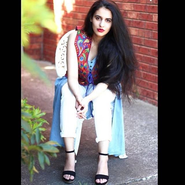 Themelbaycorner's tweet photo. Blue long sleeveless tunic-  @myntra 
White pants- @forever21 
Wedges- @hm
#love #photooftheday #instagood #instacute #holi #instadaily #picoftheday #colorfull #outfitoftheday #outfitideas #cute #beautiful #igers #themelbaycorner #OOTD https://t.co/QslN8gkEfA