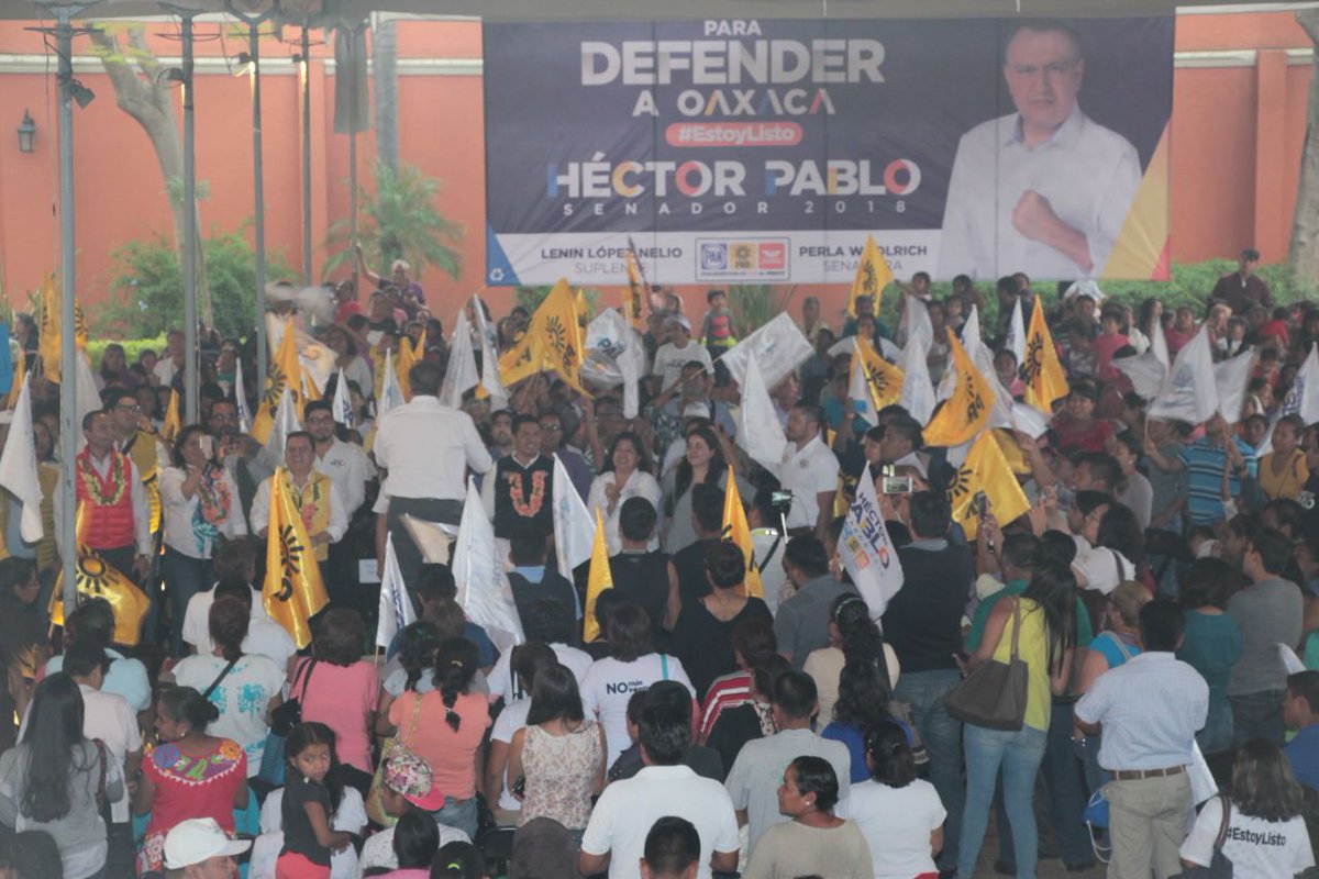 lopezneliolenin's tweet photo. ¡Vamos a ganar! 

Una multitud llena de energía, fuerza y entusiasmo recibió a @ManuelGranados_  Presidente del @PRDMexico y a @hectorpablo_ próximo Senador de la República, para expresarle su total apoyo. 

#OaxacaYaDecidió #HPSenador https://t.co/TpItrHxL7y