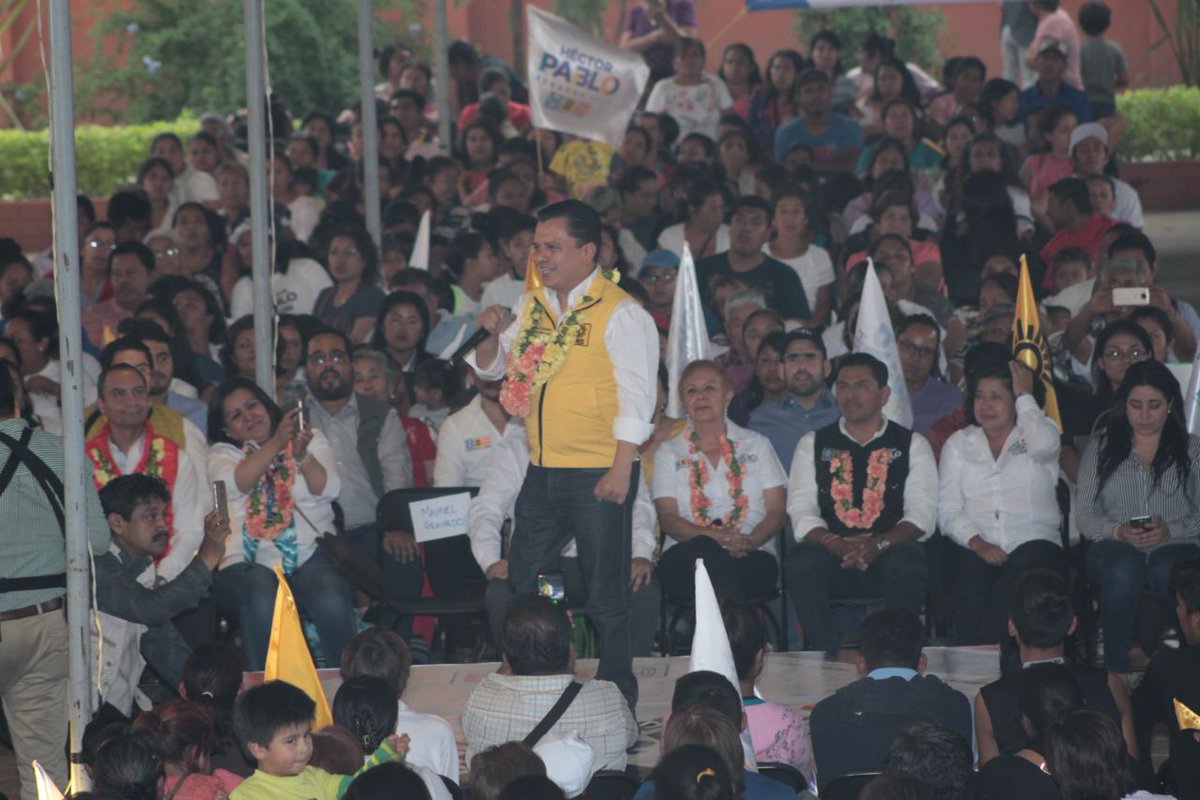lopezneliolenin's tweet photo. ¡Vamos a ganar! 

Una multitud llena de energía, fuerza y entusiasmo recibió a @ManuelGranados_  Presidente del @PRDMexico y a @hectorpablo_ próximo Senador de la República, para expresarle su total apoyo. 

#OaxacaYaDecidió #HPSenador https://t.co/TpItrHxL7y