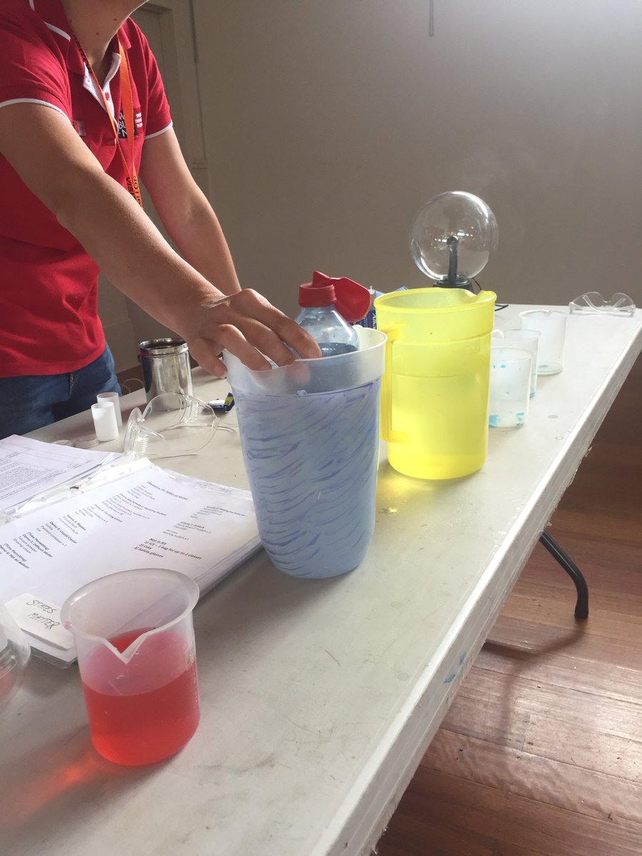 Middles_StLukes's tweet photo. Why does the balloon 🎈 fill up with air in hot water but not cold water? 💧#StatesofMatter #Chemistry @Swinburne @slblackburnsth https://t.co/zsimkUNFu7