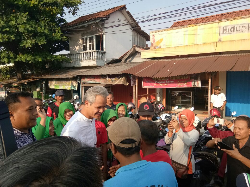 DPDREPDEMJATENG's tweet photo. Pagi ini di pasar saliwangi Kab.Cilacap sarapan nasi rames
@PDI_Perjuangan @DPD_PDIP_JATENG 
#GanjarYasin1 #PDIPerjuangan https://t.co/ksK6W0MuGC