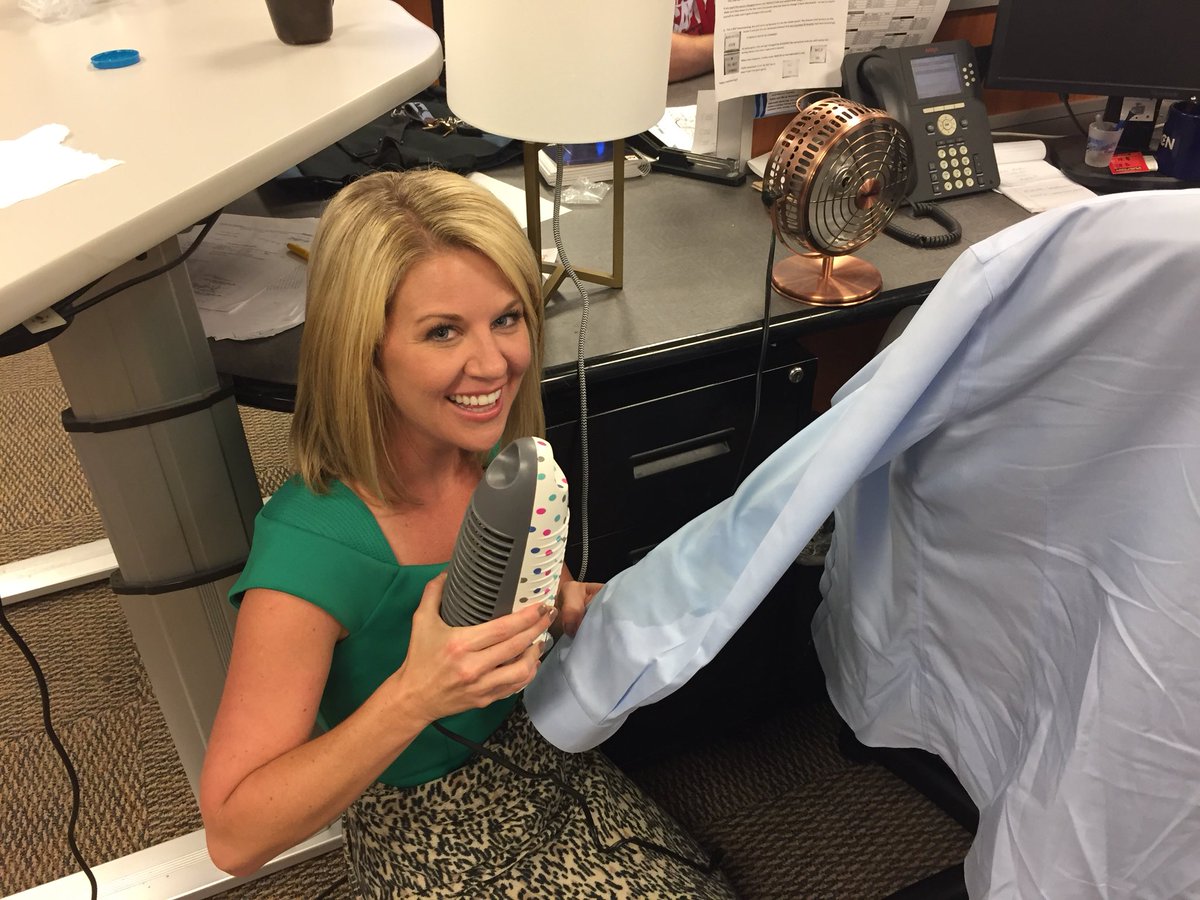 AmyCutlerNews's tweet image. Will @RussBowenWNCN’s shirt dry by 11pm?? Will @AngelaDTaylor’s fan setup save the day?? Find out at 11.#anchorproblems @WNCN