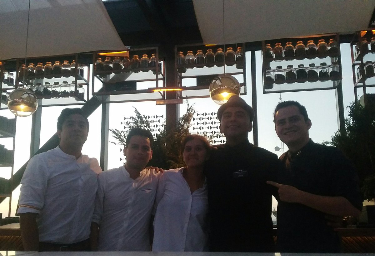 ElixMorgana's tweet photo. 🎊 #QuéBuenoQueExisten las puestas de sol acompañadas de un cóctel...y que entre los 5 finalistas de #WorldClassMx hay una mujer... #Bartenders #Mixología #PlayboyDrinks 🎉 https://t.co/xHrRQVq5X0
