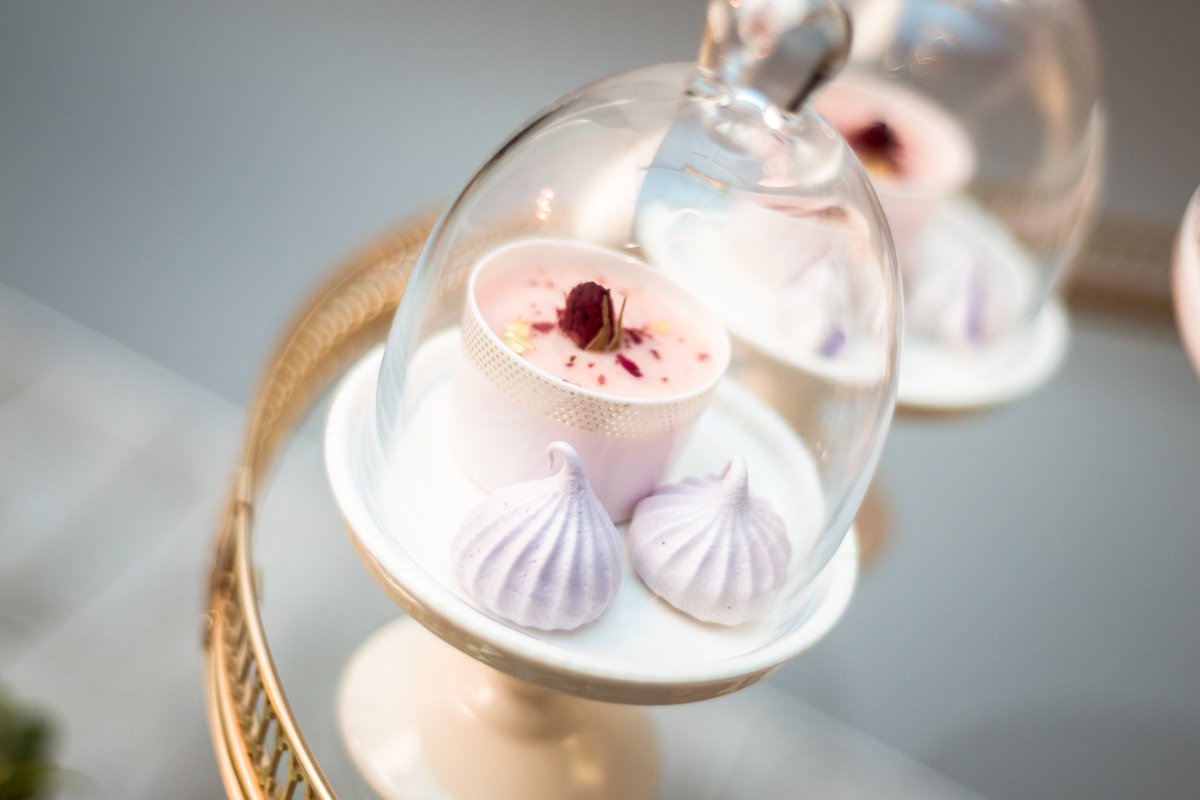 chietopia's tweet photo. Honored to be a part of this editorial photoshoot in @munaluchibride ~ {Macarons & Meringues}
https://t.co/hh4W5y801c
#collaboration #editorialphotoshoot #weddingcake #weddingideas #Chietopia #macarons #meringues #munaluchibride https://t.co/ygJAzkYClh