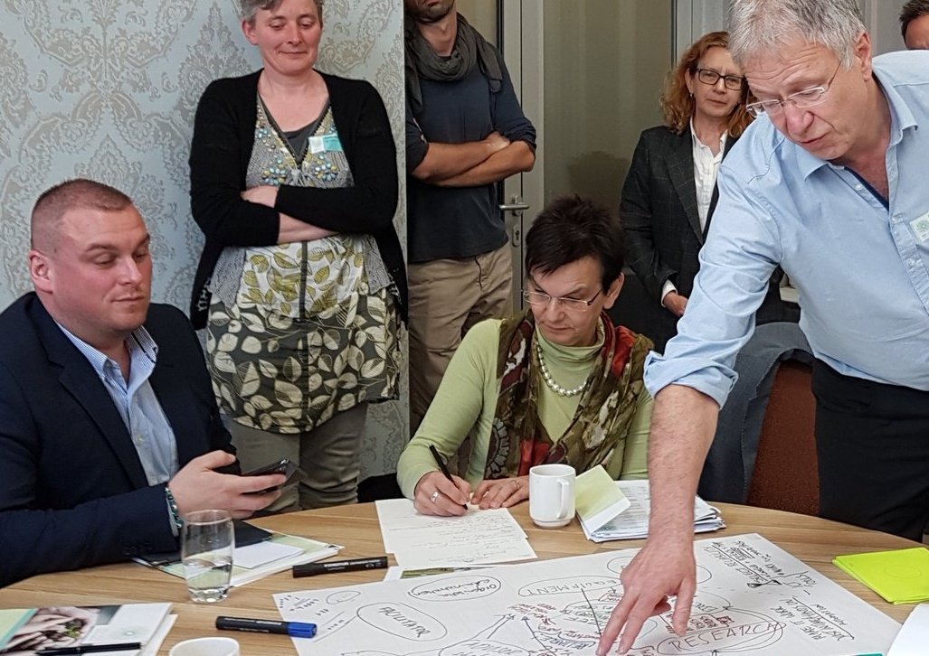 peterparee's tweet photo. In #EIPagri workshop different types of #farmers: many as well educated and more experienced than I am, now met 3th gen farmer with as many employees as my farmers organisation @ZLTO (grandpa 16 ha, pa 160, he 1600x5), Good thing: found where we can be additional to each other. https://t.co/xIQsj3vfs0