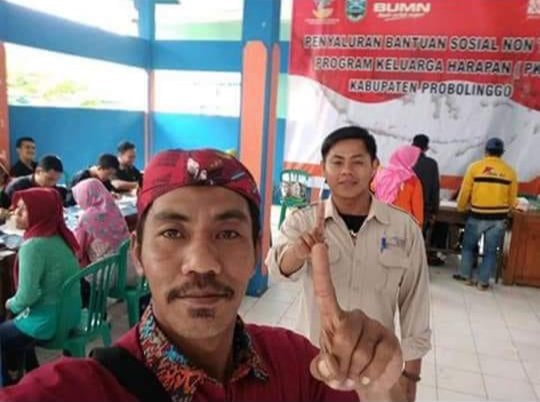 GusPutti's tweet photo. setelah lamongan kini Probolinggo. begitu sistemik &amp; masif. kasihan warga dibodohi kepentingan politik. #KawalPKH
 @jokowi
@KemensosRI
@detikcom
@Metro_TV
@MataNajwa
@DPP_PKB
@cakimiNOW
@GusIpul_ID
@GunturPuti
@halimiskandarnu
@HadiNgusman
@NgajiSedulur https://t.co/JsjgH9g7VL