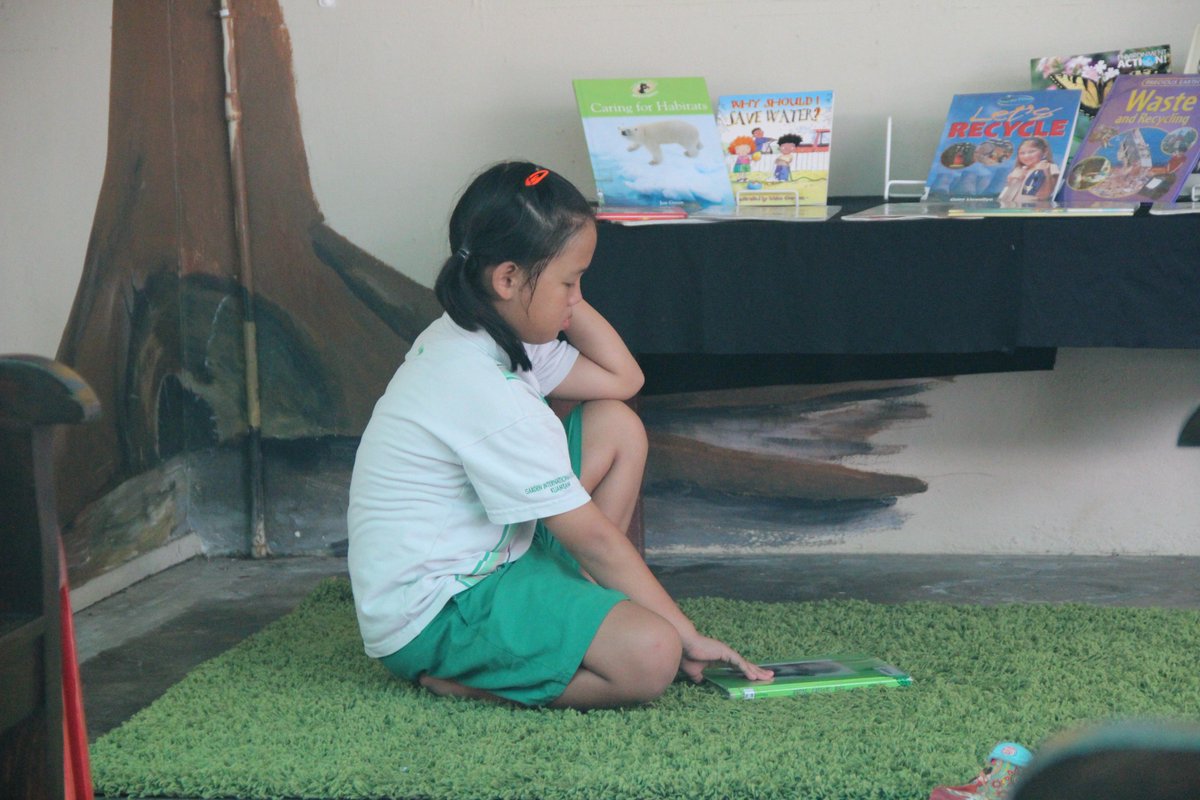 amy2kyo's tweet photo. Book booth about Earth Day at school early this week. #throwback #library #bookbooth #gislearning #giskuantan #EarthDay2018 https://t.co/Zu40GXBsB2