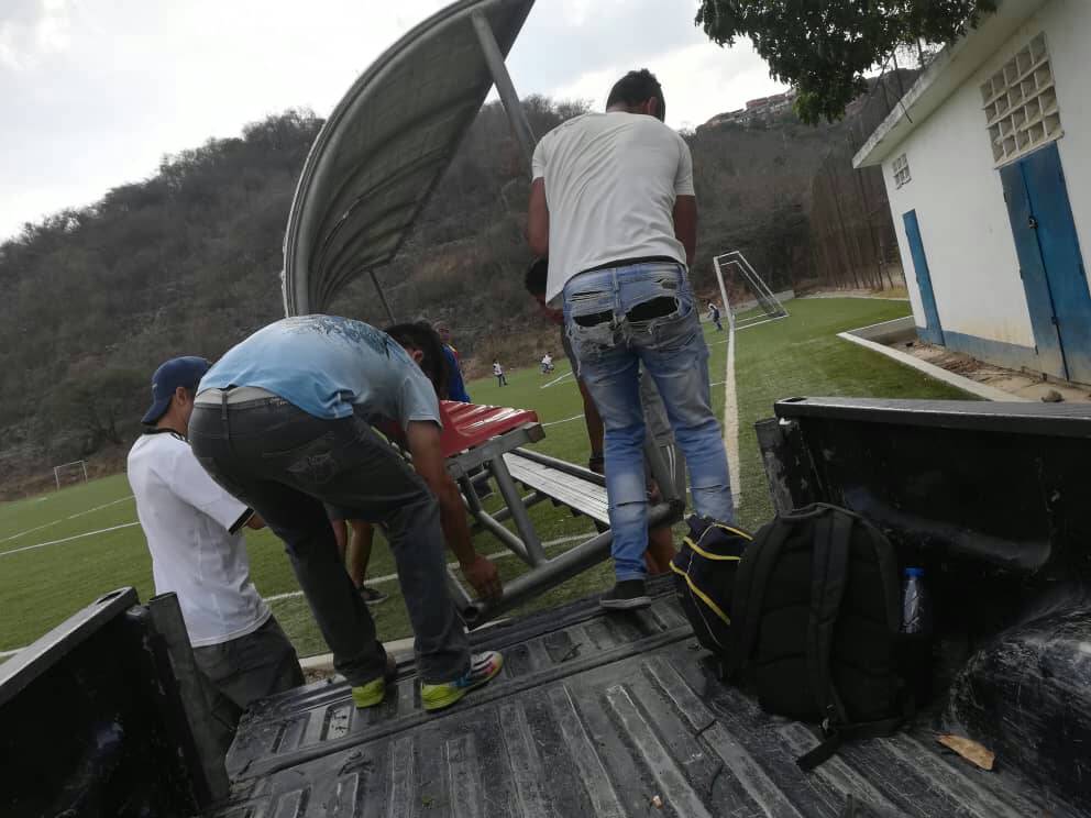 lufucv's tweet photo. Parte de lo que fue la jornada de hoy Jueves 26 de abril, traslado de las antiguas bancas de jugadores que se encontraban en el estadio olímpico al campo de Sierra Maestra, para el disfrute de la comunidad UCV, La Liga Somos Todos https://t.co/ggSNdiDGvk