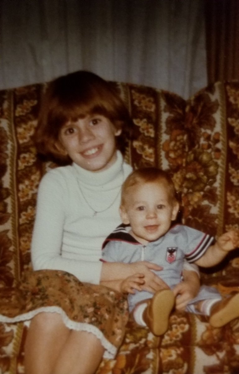 RedTRaccoon's tweet photo. I lost my sister to cancer today.

She leaves behind a wonderful husband and 4 children.

This is how I will always remember my big sister.

I love you and will always miss you. https://t.co/NQ5fDWwybO