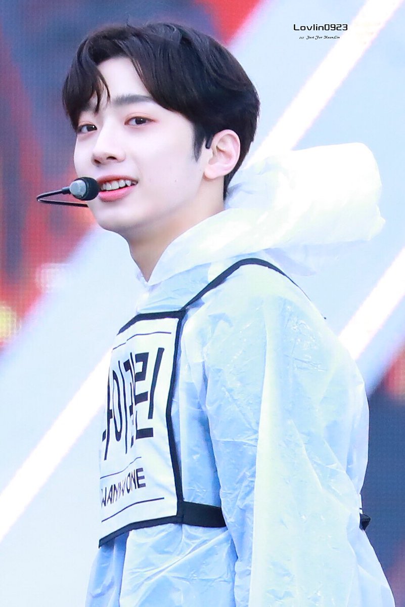 lovlin0923's tweet photo. #라이관린 #WannaOne #워너원 #賴冠霖 #LaiKuanLin 180404 울산 Show champion  😊😊😊 https://t.co/mw97doyCeD