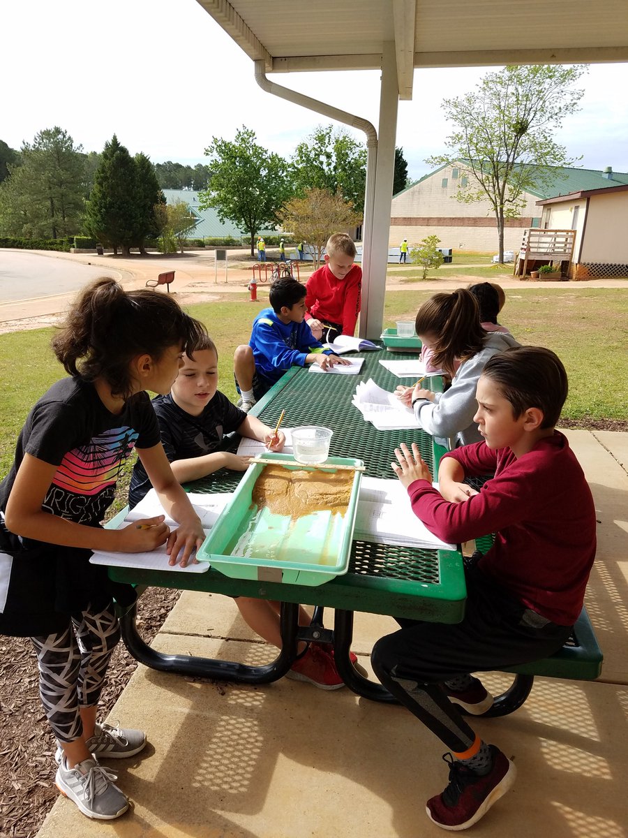 Mrs_KHef's tweet photo. Taking science outside on a sunny day! #4E23 @RCGib @WestLakeElem @WCPSSElemScie https://t.co/kbcbaNbYkw