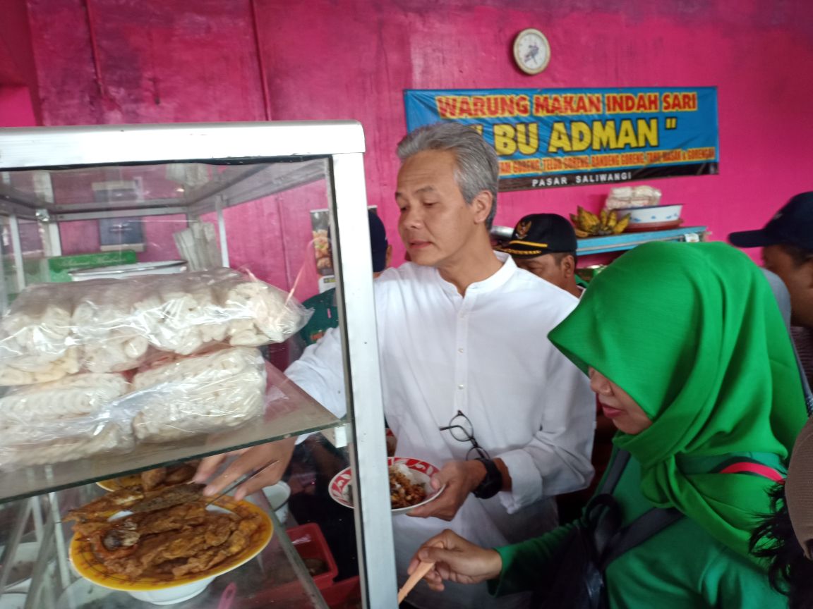 Pagi ini, pak <a href="/ganjarpranowo/">Ganjar Pranowo</a> sarapan nasi rames di pasar Saliwangi Kab.Cilacap

#GanjarYasin 
#GanjarYasinM3nang 
#KamiGanjarYasin 
#PilgubJateng2018 
#Wonogiritetep1 
<a href="/Gimanto77722492/">Gimanto.sh</a> 
<a href="/pacbatuwarno/">PAC PDIP BATUWARNO</a> 
<a href="/PacSelogiri/">PDI PERJUANGAN KEC.SELOGIRI</a>