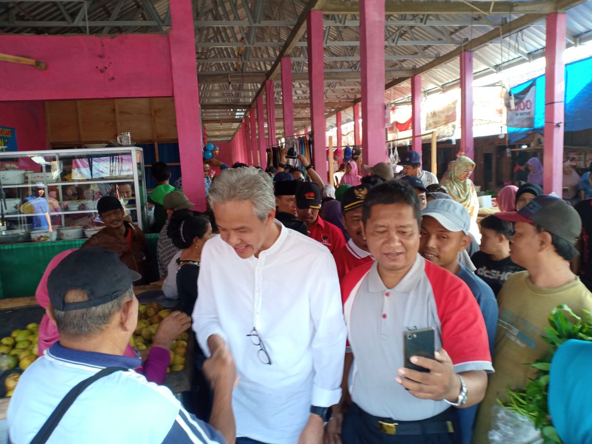 Pagi ini, pak <a href="/ganjarpranowo/">Ganjar Pranowo</a> sarapan nasi rames di pasar Saliwangi Kab.Cilacap

#GanjarYasin 
#GanjarYasinM3nang 
#KamiGanjarYasin 
#PilgubJateng2018 
#Wonogiritetep1