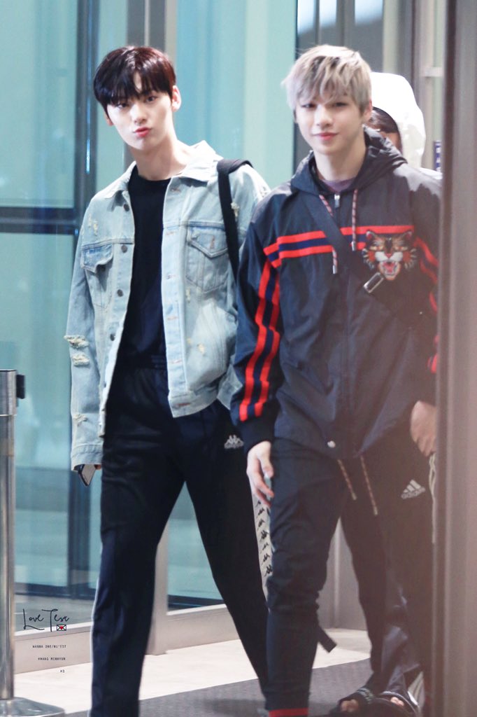 LoveTextMH0809's tweet photo. [HQ] 180331 상암 퇴근🚶🏻‍♂️#민현 #황민현 #워너원 #Minhyun #WannaOne https://t.co/CRtbO1p8LA