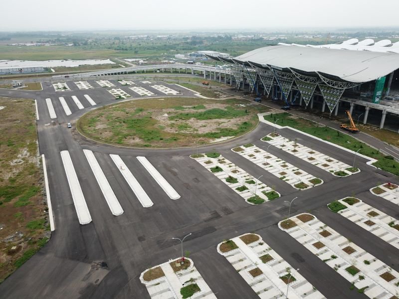 INJairports's tweet photo. Tweeps, bandara Kertajati segera beroperasi, progres akses dan infrastruktur telah mencapai 100%, terminal 94,4% dan penunjang operasional 94,6%. Bandara Kertajati akan menjadi kebanggaan masyarakat Jawa Barat. 📷BIJB
#airportsgrowfaster 
#kertajati 
#jawabarat https://t.co/tCD9F1IuGj