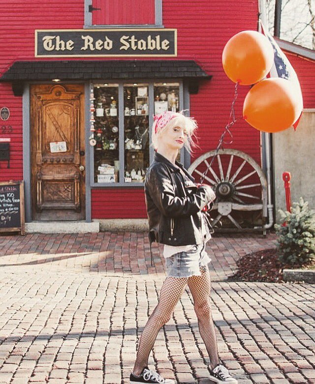 TenaciousTinyT's tweet photo. You! Yeah, YOU!!I mean serious #sunshine #business Stop in @theredstable to get your #candles from @614RecycldKarma #asseenincolumbus #littlelegs #blondeambition #brickhouse #bossbabe #candlemaker #tenacioust #bebeautiful #strikeapose #standtall #armyofme #firestarter #redballons https://t.co/Day5QZoctK