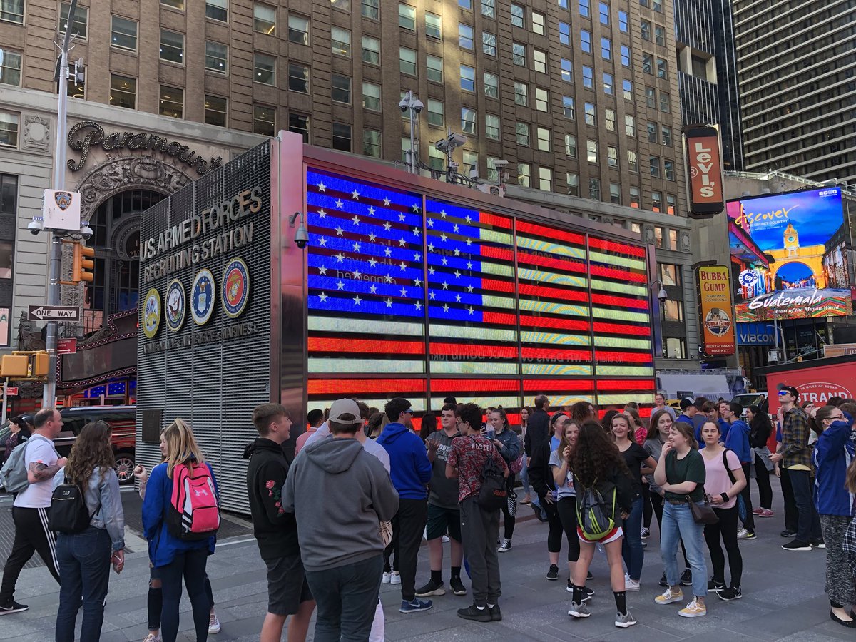 What an amazing honor for @TMobile to be recognized by @TeamRubicon for Commitment to Service tonight here in NYC. We are grateful to help rebuild communities in their time of need and support our veterans at the same time! #Hr4HR