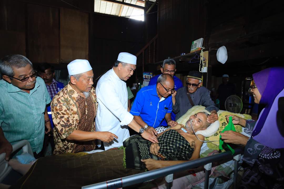 DrZahidHamidi's tweet photo. Menziarahi rakan kampung saya En Fuad Kamal B. Teridi di Batu 23, Selekoh, Bagan Datuk. #DahulukanRakyat #BaganDatukORI https://t.co/jshp6kjczA