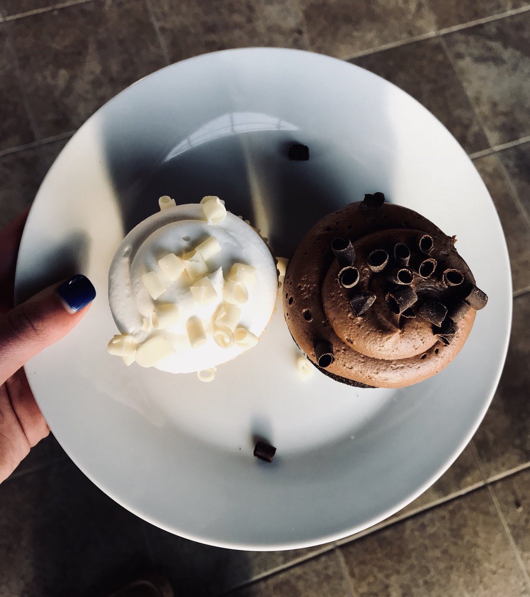 ManderfieldsHB's tweet photo. Chocolate or vanilla? .....Tough choices. 🤔 #Manderfields https://t.co/hi4f7NcQq4