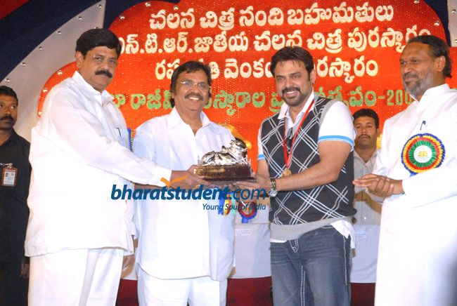 Team_VVF's tweet photo. #11YearsOfAMAV
#11YearsForAMAV

#VictoryVenkatesh Won Nandi Award
For Best Actor Categery In 2007 👍

#AadavariMaatalakuArthaleVerule 
Favorite For Many Of Us 😊

One Of The Best In Venky Career ....

@VenkateshDaggu4 @VictoryVenki_FC https://t.co/BaLySnGaTx