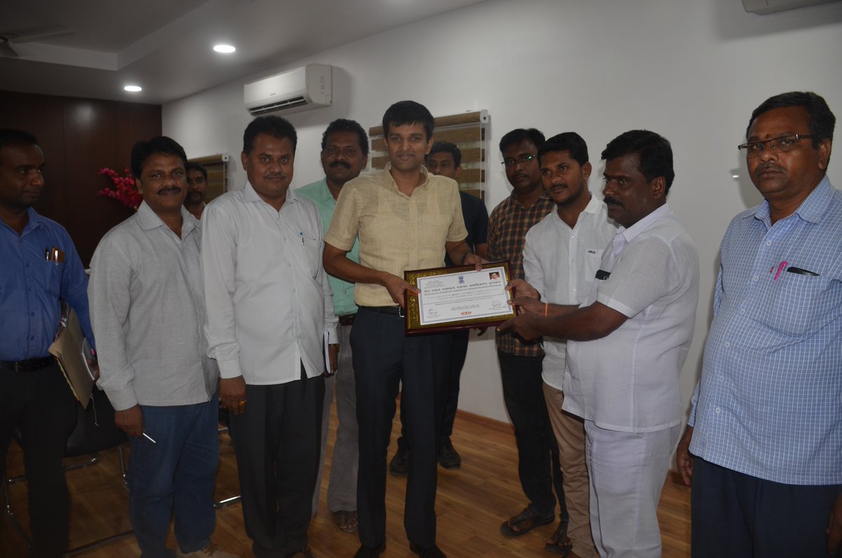 Collector_RSL's tweet photo. మధ్యప్రదేశ్ రాష్ట్రంలోని మాండ్ల జిల్లా రాంనగర్ లో జరిగిన కార్యక్రమంలో  దీన‌ద‌యాల్ ఉపాధ్యాయ్ పంచాయ‌తీ స‌శ‌క్తిక‌ర‌ణ్ పుర‌స్కారాన్ని  అందుకున్న సిరిసిల్ల మండ‌లం ముష్టిప‌ల్లి స‌ర్పంచ్ శ్రీ  బాల‌య్య‌ . కలెక్టరేట్ నందు ప్రశంస 
#awardforgp #award #bestgp #mustipalli #rajeevnagar https://t.co/Q3WSqlGyo9