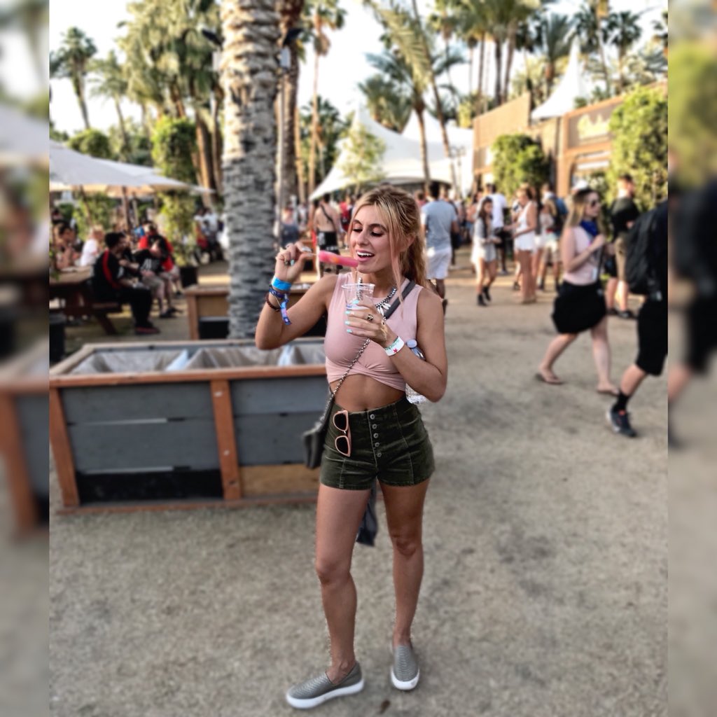 StephanieLGray's tweet photo. This time last year I was still in a Coachella coma.
-Just trying to stay relevant. #tbt
.
.
.
@zaleyrae #coachella #winepopsicles ##coachella2017 #coachellavalley #desert #coachellafashion #coachellaoutfit #coachellastyle #coachella https://t.co/tQ8Ll8js98