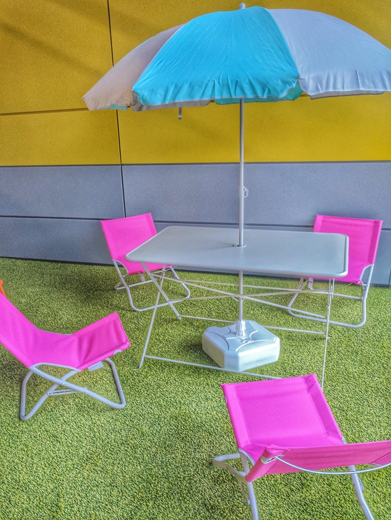 mediacorp's tweet photo. Today, we dropped a visit to @popularchips – who has graduated from our programme and moved to #block81 . They are an all-in-one and #AI-driven #influencer #analytics and management platform for brands and agencies. This is their "relax area" in their office! How chill is that? https://t.co/7isS39Mu3W