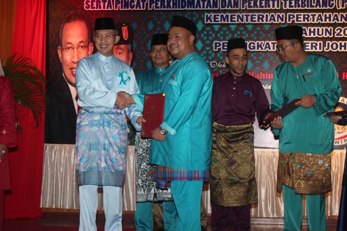 MINDEFMalaysia's tweet photo. Majlis Penyampaian Anugerah Perkhidmatan Cemerlang(APC) Serta Pingat Perkhidmatan & Pekerti Terbilang (PPT) @mindefmalaysia Tahun 2018 Peringkat Negeri Johor di Dewan Mahkota, Kluang disempurnakan oleh KSU @MINDEFMalaysia, DS @arahimradzi .
#PerkasaPerwira🤜🏼🤛🏼 #APCMinDef2018 https://t.co/kRstrORn9q
