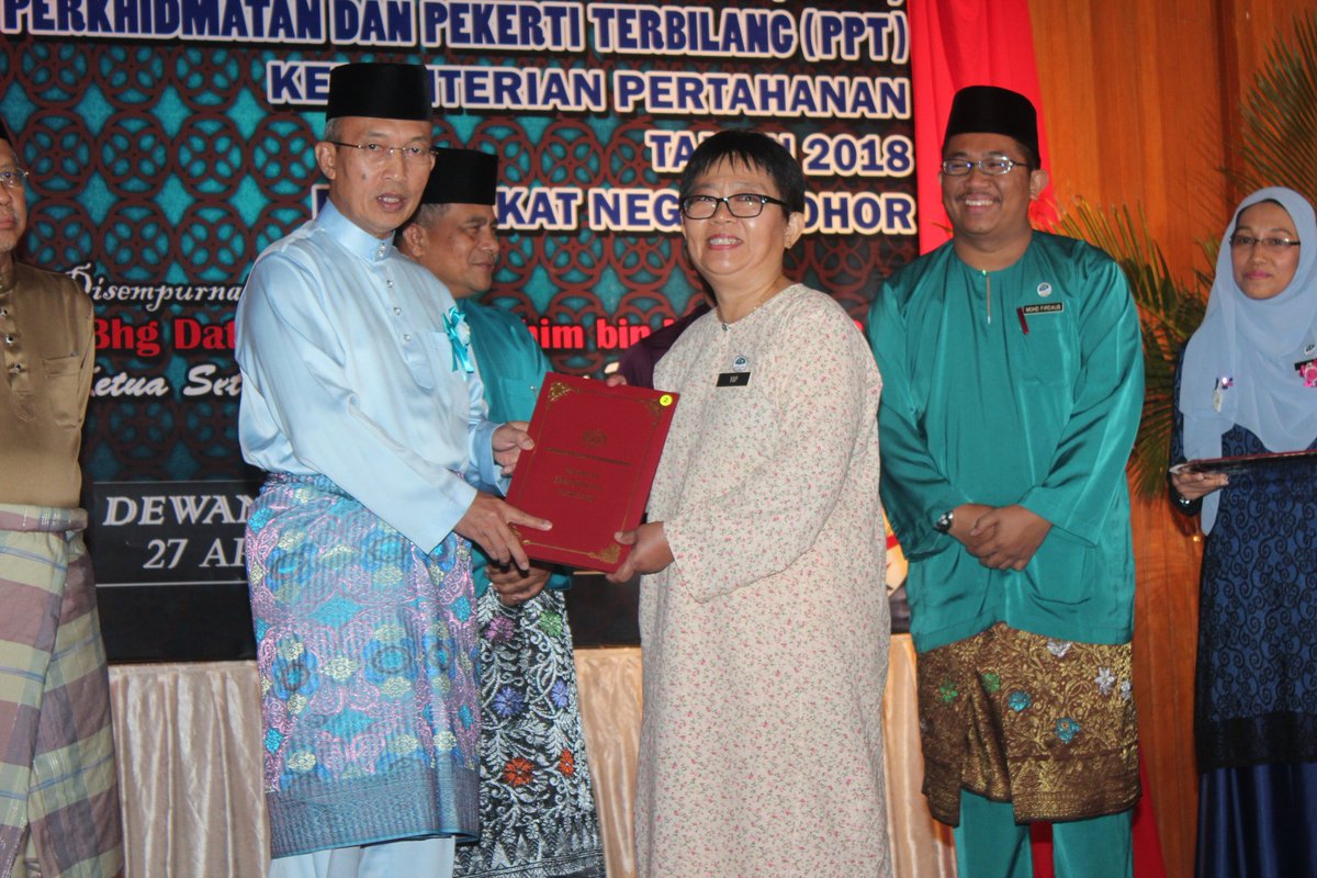 MINDEFMalaysia's tweet photo. Majlis Penyampaian Anugerah Perkhidmatan Cemerlang(APC) Serta Pingat Perkhidmatan & Pekerti Terbilang (PPT) @mindefmalaysia Tahun 2018 Peringkat Negeri Johor di Dewan Mahkota, Kluang disempurnakan oleh KSU @MINDEFMalaysia, DS @arahimradzi .
#PerkasaPerwira🤜🏼🤛🏼 #APCMinDef2018 https://t.co/kRstrORn9q