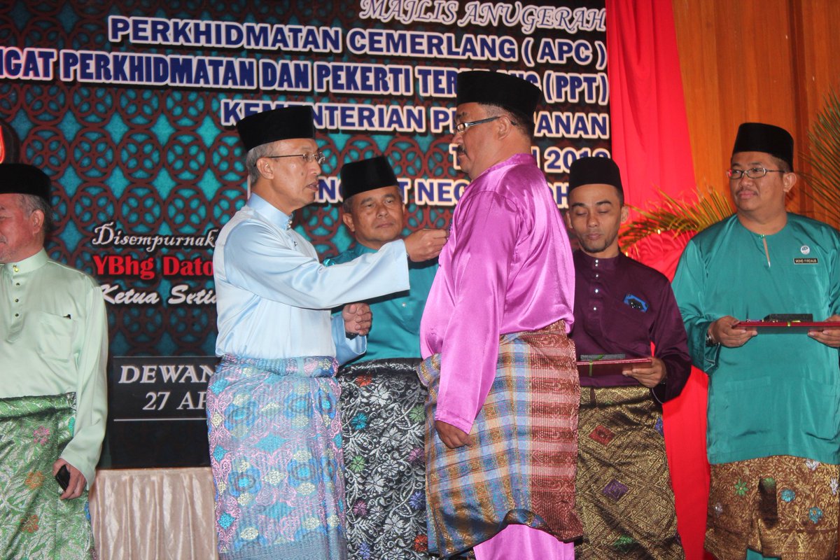 MINDEFMalaysia's tweet photo. Majlis Penyampaian Anugerah Perkhidmatan Cemerlang(APC) Serta Pingat Perkhidmatan & Pekerti Terbilang (PPT) @mindefmalaysia Tahun 2018 Peringkat Negeri Johor di Dewan Mahkota, Kluang disempurnakan oleh KSU @MINDEFMalaysia, DS @arahimradzi .
#PerkasaPerwira🤜🏼🤛🏼 #APCMinDef2018 https://t.co/kRstrORn9q