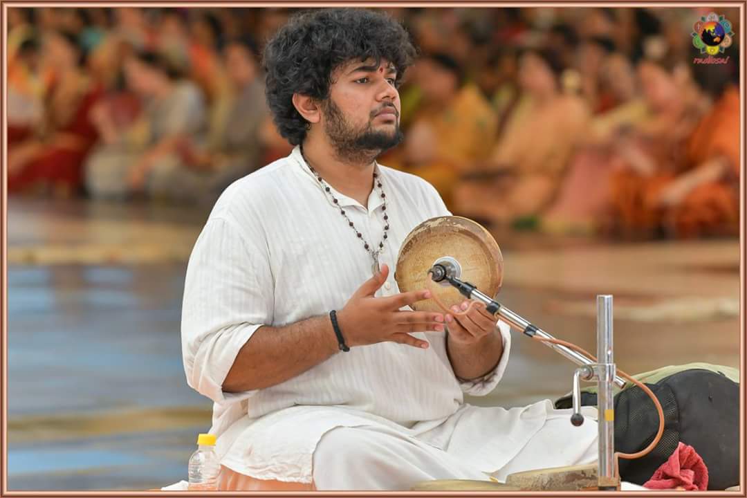 sunaadanoor's tweet photo. So blessed to have played in Prashanthi Nilayam, Puttaparthi on the Aradhana day of Sri Satya Sai Baba! Was fortunate to play it with maestros Vid. Lalgudi Krishnan sir and Vid. Kulur Jayachandra Rao sir!

#saibaba #puttaparthi #violin #mridangam #khanjira https://t.co/IgFtX0D8r6