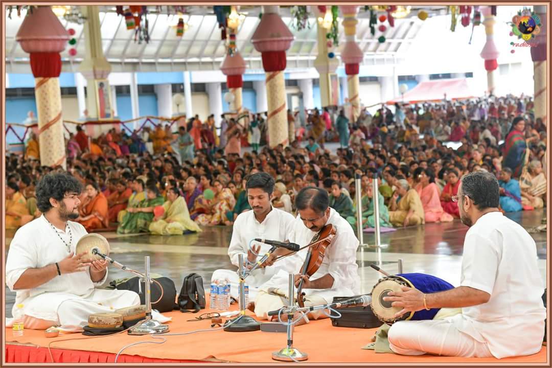sunaadanoor's tweet photo. So blessed to have played in Prashanthi Nilayam, Puttaparthi on the Aradhana day of Sri Satya Sai Baba! Was fortunate to play it with maestros Vid. Lalgudi Krishnan sir and Vid. Kulur Jayachandra Rao sir!

#saibaba #puttaparthi #violin #mridangam #khanjira https://t.co/IgFtX0D8r6