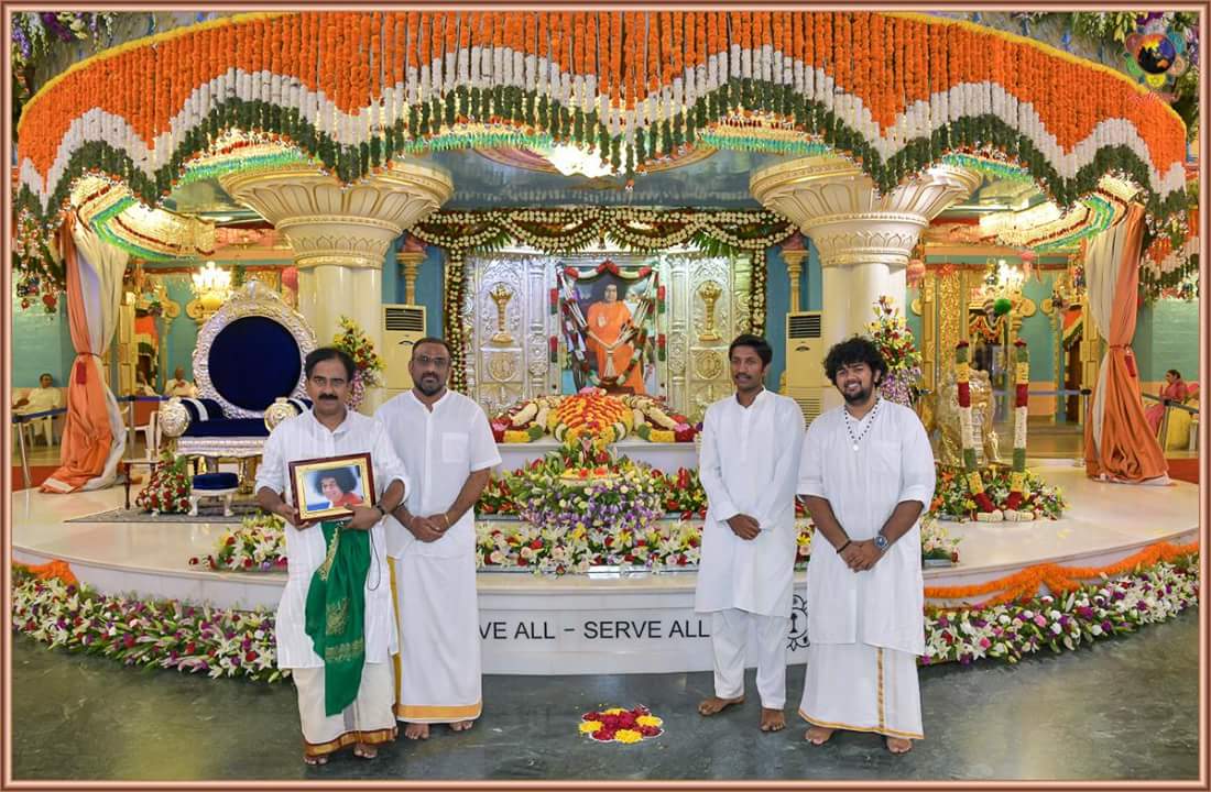 sunaadanoor's tweet photo. So blessed to have played in Prashanthi Nilayam, Puttaparthi on the Aradhana day of Sri Satya Sai Baba! Was fortunate to play it with maestros Vid. Lalgudi Krishnan sir and Vid. Kulur Jayachandra Rao sir!

#saibaba #puttaparthi #violin #mridangam #khanjira https://t.co/IgFtX0D8r6