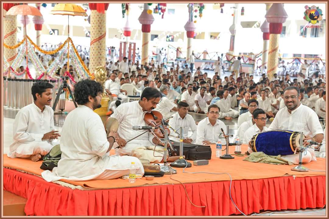 sunaadanoor's tweet photo. So blessed to have played in Prashanthi Nilayam, Puttaparthi on the Aradhana day of Sri Satya Sai Baba! Was fortunate to play it with maestros Vid. Lalgudi Krishnan sir and Vid. Kulur Jayachandra Rao sir!

#saibaba #puttaparthi #violin #mridangam #khanjira https://t.co/IgFtX0D8r6