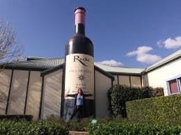 огромная бутылка вина. огромная бутылка вина. большая бутылка вина. самая большая бутылка. большая бутылка вина.