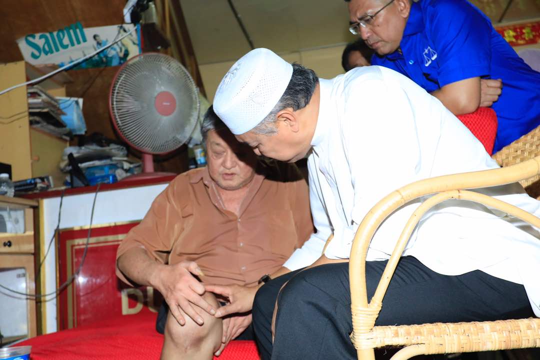 DrZahidHamidi's tweet photo. Menziarahi Encik Ong Wan Heng di Kg. Batu 24, Simpang Tiga, Bagan Datuk. #BaganDatukORI #DahulukanRakyat https://t.co/bdOU32SabT